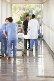 Eric (Adam Rodriguez, Mi.) begleitet Ryan (Jonathan Togo, lieg.), der Opfer eines Anschlags wurde, ins Krankenhaus.