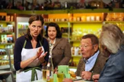 Annalena übt schon einmal für ihren Auftritt am Abend. Von links: Annalena Brunner (Heidrun Gärtner), Monika Vogl (Christine Reimer), Alois Preissinger (Erich Hallhuber sen.) und Martin Kirchleitner (Hermann Giefer).