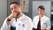 Theresa (Katharina Nesytowa, r.) und Matteo (Mike Adler, l. ) sind sich uneinig, über die realen Chancen der schwer verletzten Feuerwehrfrau.