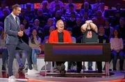 Moderator Kai Pflaume (l.) mit Rateteam-Kapitän Elton (r.) und dem Komiker, Sänger und Fernsehmoderator Bernd Stelter (M.).