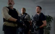Ein schwerkranker Patient wird entführt. Joe White (Terry O'Quinn, l.), Steve (Alex O'Loughlin, r.) und Grover (Chi McBride, M.) müssen ihn schnellstmöglich finden, da dieser eine tödliche Abart der Vogelgrippe in sich trägt, die in den falschen Händen zu einer gefährlichen Bio-Waffe umfunktioniert werden könnte ...