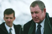 Das Wetter nasskalt, und das Mordopfer im Freien - Barnaby (John Nettles, r.) und Constable Jones (Jason Hughes, l.) sind wieder im Einsatz.