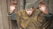 Ein Hitlerjunge ergibt sich vor russischen Truppen. Obgleich viele unter ihnen nicht einmal volljährig waren, wurden zahlreiche Kindersoldaten der 12. Panzerdivision als Kriegsverbrecher verurteilt.