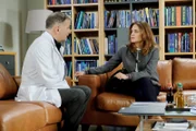 Bettina Löscher (Stephanie Eidt) beschwert sich bei Klinikleiter Dr. Roland Heilmann (Thomas Rühmann) über das Verhalten von Dr. Lea Peters. Lea kennt den wahren Grund, warum Bettinas Tochter Marlen mit einer Kopfverletzung in der Sachsenklinik liegt: Sie mobbt seit Wochen Rolands Tochter Lisa, die sich nicht mehr anders zu helfen wusste, als Marlen zu ohrfeigen. Roland jedoch ahnt noch nicht, dass seine Tochter für den Unfall verantwortlich ist.
