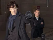 In einem historischen Museum stoßen Sherlock Holmes (Benedict Cumberbatch, li.) und Dr. John Watson (Martin Freeman) auf einen entscheidenden Hinweis.