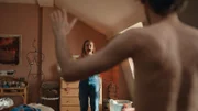 Als Jen (Máiréad Tyers) dabei ist, freizügige Selfies zu machen, wird sie plötzlich von einem nackten Mann (Luke Rollason) in ihrem Zimmer überrascht.