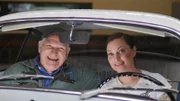 Autoexperten Andreas Keßler (l.) und Lina van de Mars (r.) in einem Karman Ghia, Baujahr 1968.