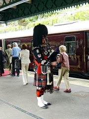 Stilechte Begrüßung der Fahrgäste in Edinburgh Waverley Station.