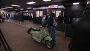 Ein Kunde bietet Les Gold seinen Parilla Greyhound von 1958 mit Speichenrädern an.