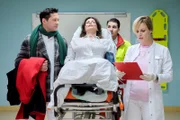 Aus Angst, dass es ihrem ungeborenen Baby schaden könnt, lehnt Monika Willbrandt (Sabine Vitua, liegend) vehement die von Dr. Lea Peters (Anja Nejarri, re.) verordneten Medikamente ab. Doch bei ihr hat sich ein gefährlicher Thrombus gebildet. Als Dr. Philipp Brentano (Thomas Koch, li.) Moni am Abend in ihrer Bar besucht hat, kam er gerade noch rechtzeitig. Notarzt: Komparse