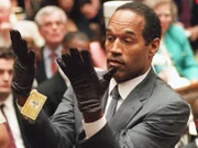 Ist er ein Doppelmörder? Der US-Footballstar O. J. Simpson soll seine Ex-Frau und ihren Bekannten getötet haben. Handschuhe spielen im Prozess gegen den berühmten Sportler eine entscheidende Rolle.