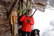 Fritz Fuchs (Guido Hammesfahr) und Hund Keks haben sich hoch oben in den Bergen verirrt. Weshalb musste Keks auch dem Schneehasen hinterher rennen? Jetzt hat Fritz keine Ahnung mehr, wie er ins Tal kommen kann.