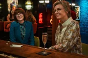 Lydia Dunfree (Megan Mullally, l.); Constance Carmell (Jane Lynch, r.)