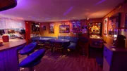 Der Partykeller: Selbst eingerichtete Kellerräume, mit Flipper, Musikbox, bunten Glühlampen und einem weiteren Phänomen privater Dancefloors waren Institutionen der deutschen Feierkultur.