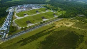 Dies ist Greenham Common: ehemaliger US-Militärflugplatz und strategischer Stützpunkt, gebaut für den möglichen Ernstfall, den Krieg gegen die Sowjetunion.