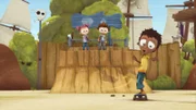 Sherwood versucht einen neuen Skateboard-Trick. Da die Kleidung wegen der großen Hitze jedoch an seinem Körper klebt, geht dieser gründlich daneben. Lola und Angelo müssen es mitansehen.