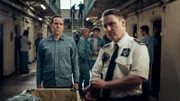 Professor Jasper Tempest (l., Ben Miller) und Prison Officer Jon Steddon (r., Lee Ross).
