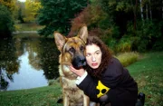 Die blinde Telefonistin Brigitte Heinrich (Maria von Blumencron) schwebt in Lebensgefahr. Rex gibt sein Bestes, um sie zu beschützen.