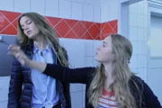 Marlen Löscher (Matilda März, links) mobbt Lisa Schroth (Ella Zirzow, rechts). In der Mädchentoilette der Schule versucht Lisa mit Marlen zu reden.