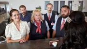 (v.l.n.r.) Sabine Grünberg (Doris Golpashin); Jan Rothe (Klaas Heufer-Umlauf); Ingrid Fink (Petra Kleinert); Harald Armbruster (Jan Georg Schütte); Ertu Karahanci (Kailas Mahadevan)