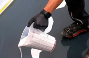 Hand- und Nagelschuhe sind unabdingbar bei der Arbeit mit Epoxidharz.