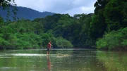 Hazen rudert auf einem selbstgebauten Stand Up Paddle Board.