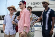 Da die Junggesellen Finlay McEwan (Lewis Reeves, l.), Hugo Pickford (Hugh Coles, 2.v.l.), Jamie Santisuk (Colin Ryan, 3.v.l.) und Ollie Gordon (Buom Tihngang, r.) das Opfer während einer Feier auf dessen Boot gesehen haben, gelten alle als verdächtig.