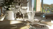 Die opulent gedeckte Tafel mit zwölfteiligem Service ist heute fast weg.