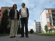 Beim Selbstversuch merkt Reporter Willi, wie schwer es ist, sich ohne Augenlicht zurechtzufinden. Zum Glück hilft ihm Mobilitätstrainerin Gerda, sich mit dem Blindenstock zurechtzufinden.