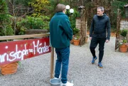 Christoph (Dieter Bach, r. mit Lukas Leibe, l.) setzt die Schmähschmiererei zu.