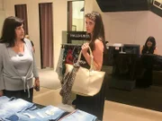 Tanja ist zusammen mit ihrer Shoppingbegleitung Carla auf der Suche nach der passenden Tasche.