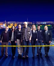 Von links nach rechts: Dr. Al Robbins (Robert David Hall), Sara Sidle (Jorja Fox), Nick Stokes (George Eads), D.B. Russell (Ted Danson), Catherine Willows (Marg Helgenberger), Greg Sanders (Eric Szmanda) und Captain Jim Brass (Paul Guilfoyle).
