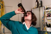 Till (Marinus Hohmann) feiert ausgelassen seinen Geburtstag.