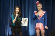 Dekan Pelton (Jim Rash, r.) erklärt die Wahl für eröffnet. Um die Wahl zur Präsidentin der Studentenvertretung zu gewinnen, ist Annie (Alison Brie, l.) jedes Mittel Recht ...
