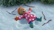 Posy macht einen Schnee-Engel.