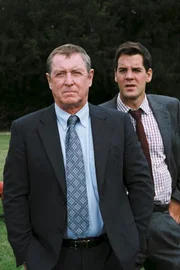 Bei mehreren brutalen Mordfällen tappen Inspector Barnaby (l.: John Nettles) und Sergeant Scott (r.: John Hopkins) im Dunkeln.