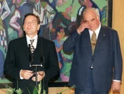 Bundeskanzler Gerhard Schröder (l.) bedankt sich nach der Rede von Helmut Kohl (r.) während der Amtsübergabe im Bundeskanzleramt.