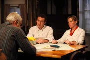 Vroni entdeckt ihren Fehler und versucht es wieder gut zu machen. Von links: Joseph Brunner (Wilhelm Manske), der Koch (Hans Kitzbichler) und Veronika Brunner (Senta Auth).