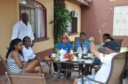 Kapitän Morten Hansen zu Besuch bei der Familie eines Crewmitgliedes in Costa Rica
