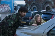 Kash (Bilal Hasna) und Carrie (Sofia Oxenham) kämpfen verzweifelt darum, ihre Freundin Jen aus dem Kofferraum zu befreien.