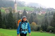 Die Wanderin Tamara Link begibt sich auf einen Weg, der einst sehr gefährlich war. Damals schmuggelten Protestanten Lutherbibeln ins katholische Habsburger Reich. 2008 hat die Evangelische Kirche den Pfad als "Weg des Buches" eröffnet. Über 600 Kilometer erstreckt er sich von Passau durch das Salzburger Land, die Steiermark und Kärnten: eine spannende Entdeckungsreise durch eine Geschichte, die einst mehr als 150.000 Menschen zwang, das Land zu verlassen. Tamara bei Arriach.