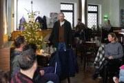 Tobias (Patrick Müller, l.) ist enttäuscht, dass seine Freunde (v.l.vorne: Lars Steinhöfel als Easy, Valea Scalabrino als Sina, Ben Heinrich als Bambi; ; r. Isabell Hertel als Ute) ihn nicht unterstützen.