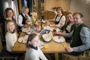 Familie Knaller am Weihnachtstisch vom Gralhof