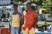 Officer Pryce (Tahj Miles, l.) und Sergeant Hooper (Tobi Bakare, r.) beschatten einen Mann, der in den Fall verwickelt sein könnte.