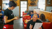 Robert Irvine (r.)