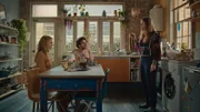 Carrie (Sofia Oxenham, r.), Jizzlord (Luke Rollason, M.) und Jen (Máiréad Tyers, l.) diskutieren, wem was in der Küche gehört. Carrie weist Jen zurecht, dass sie sich kaum ins WG-Leben einbringt.