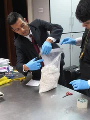 Jeden Tag kämpfen die Polizeibeamten am Flughafen in Peru gegen den Drogenhandel und andere Verbrechen.