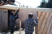 Breanna Miethe und Oliver Johnson nutzen ihr frisch gefälltes Holz, um einen neuen Anbau an ihr Floßhaus zu bauen.