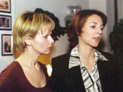 Kathrin (Andrea Katrin Loewig, rechts) bemüht sich nicht nur aufopferungsvoll um Rolands Genesung, sie versucht auch zusätzlich, Pia (Hendrikje Fitz, rechts) einen Teil ihrer Last abzunehmen.