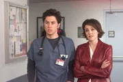 Jordan Sullivan (Christa Miller Lawrence, r.) und J.D. (Zach Braff, l.) warten auf das Ergebnis von Bens Untersuchung ...